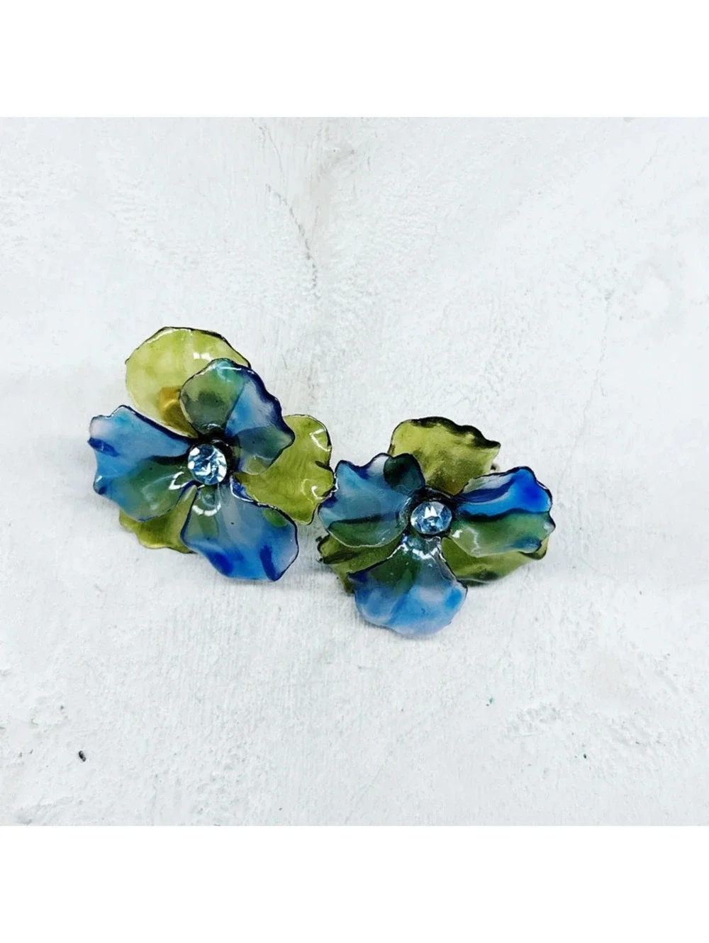 5338mc. Green and Blue Vintage Plastic Clip On Earrings